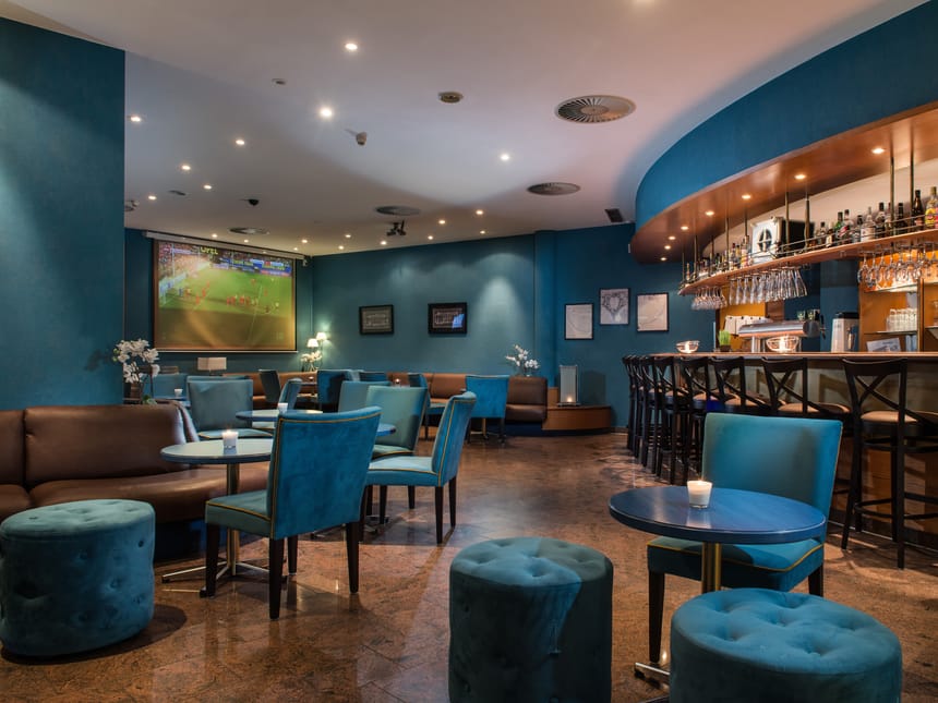 Schöne Hotelbar mit Tische, Stühlen und Hockern