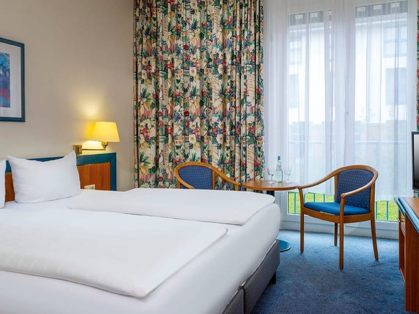 modernes-hotelzimmer-mit-balkon-komfort-entspannung