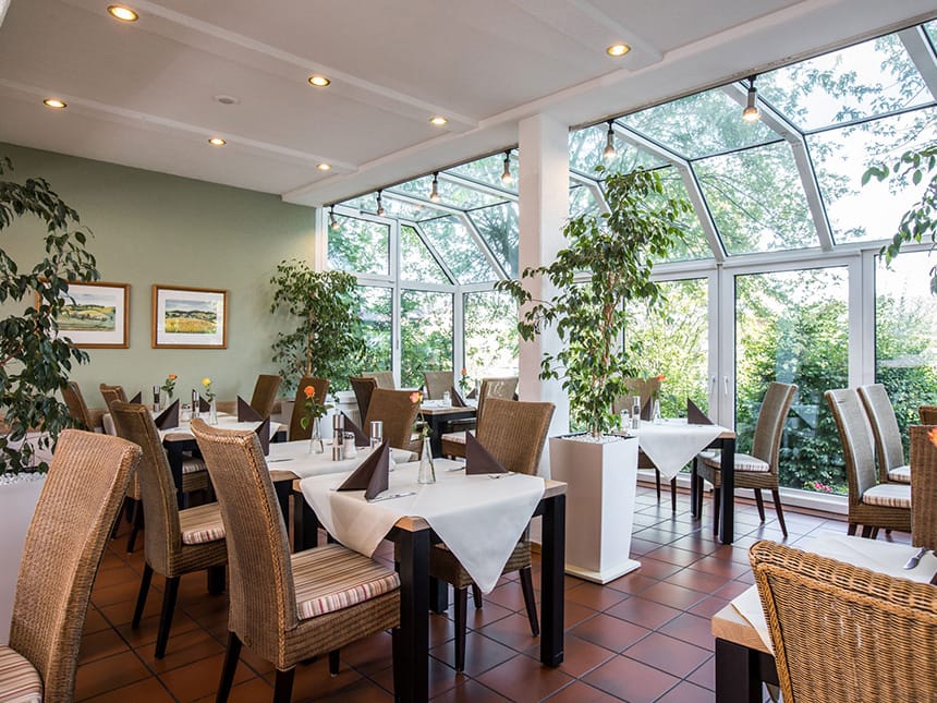 Schönes helles Restaurant mit eingedeckten Tischen