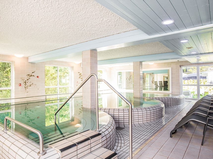 Thermalbad mit Thermalwasser und einigen Liegen