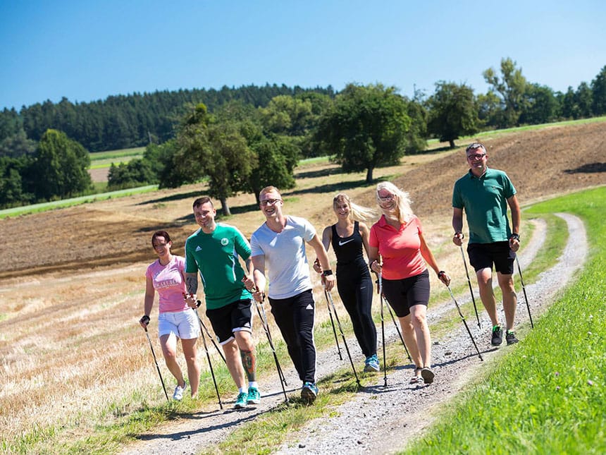 Walkinggruppe auf einem Feldweg