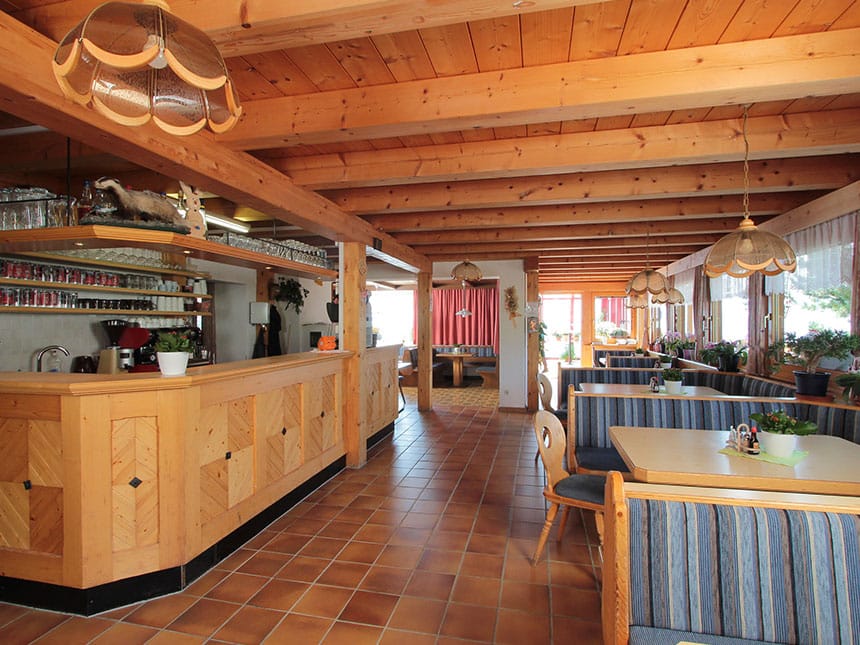 Restaurant mit vielen Tischen