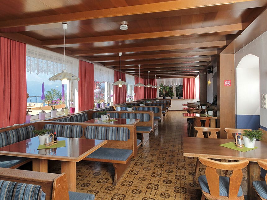 Hotelrestaurant mit verschiedenen Sitzbereichen und Panoramafenstern