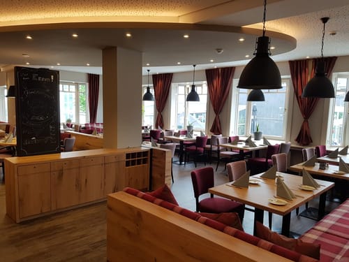 Gemütliches Restaurant mit einladendem Interieur und gedeckten Tischen