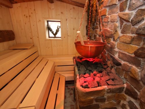 Traditionelle finnische Sauna mit rustikaler Innenausstattung