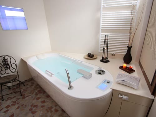 Stilvolles Badezimmer mit moderner Badewanne und entspannender Atmosphäre.