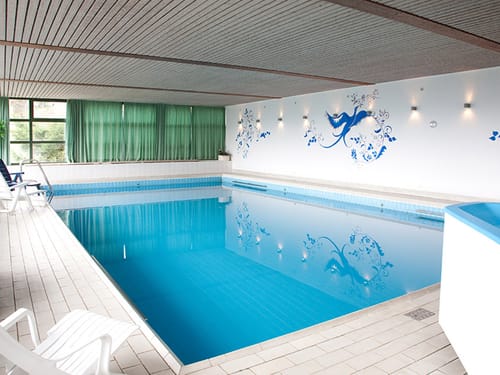 Indoor-Pool mit Liegen