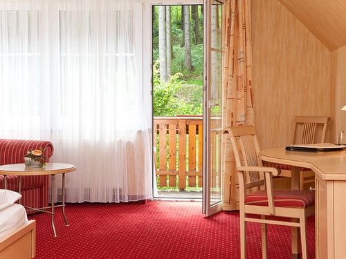 Mehrere Sitzmöglichkeiten im Hotelzimmer