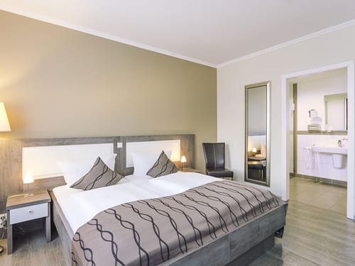 Doppelzimmer Business mit Doppelbett und Bad