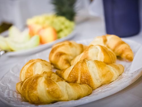 Croissants am Frühstücksbuffet