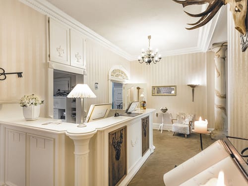 elegante Rezeption mit Lobby
