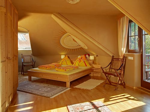 Geräumiges Familienzimmer aus Vollholz mit Balkon