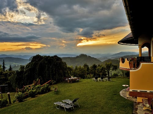 Blick in den Garten am Abend