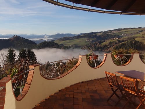 terrasse mit Tisch und Stühlen