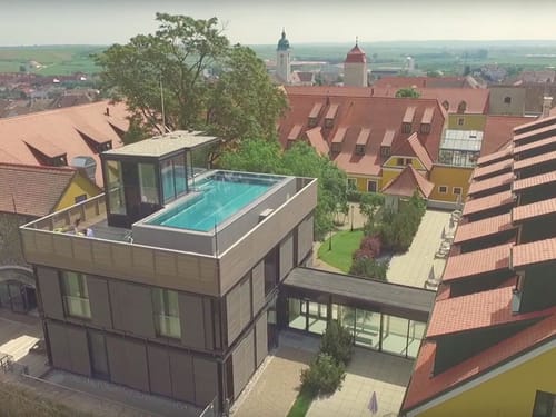 Luftaufnahme vom Hotelpool auf dem Dach vom Hotel