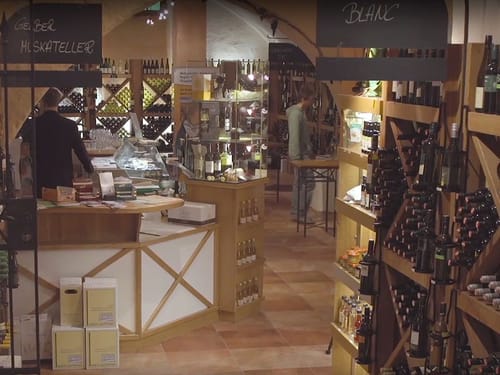 Weinkeller mit vielen Weinen zum kaufen