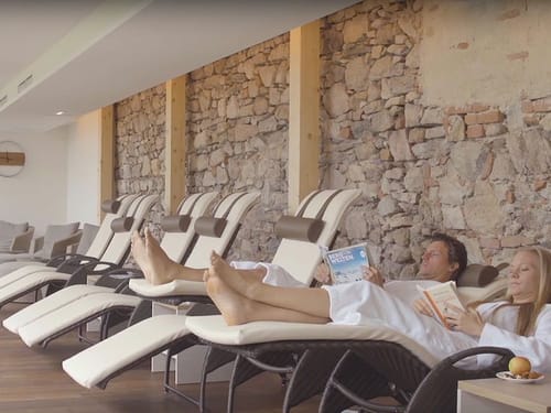 Pärchen liegen auf Wellnessliegen