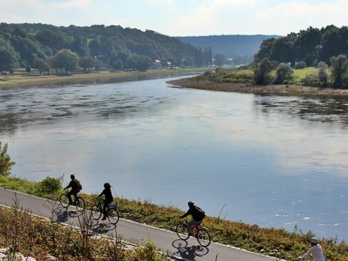 Fahrradfahrer am Uferrand