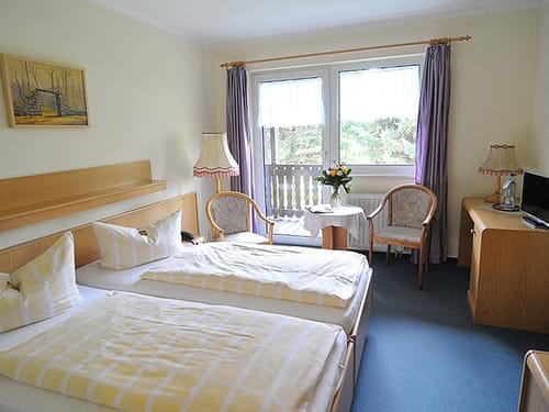 Kleines Zimmer mit Schreibtisch und Sitzecke