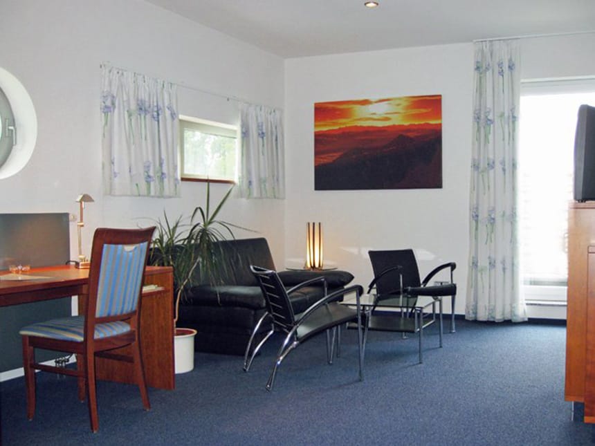 Sitzecke im Hotelzimmer