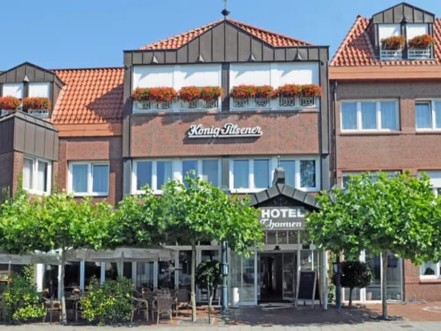 Hotelansicht bei Sonnenschein Hotel Thomsen