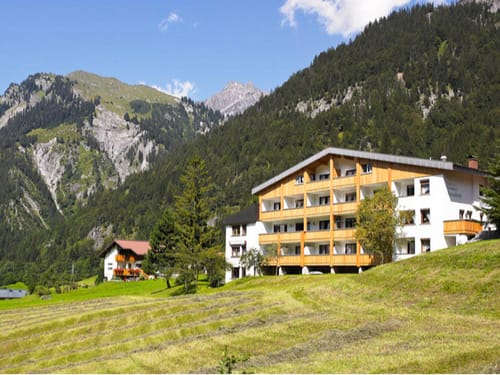 Aussenansicht mit Panoramablick vom Landhaus Sonnblick