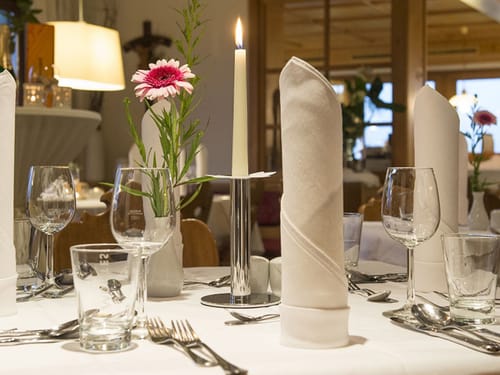 gedeckter Tisch im Restaurant mit Wein und Wassergläsern