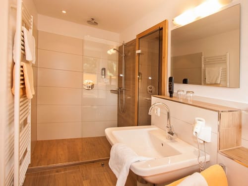 Großes helles Bad mit Dusche
