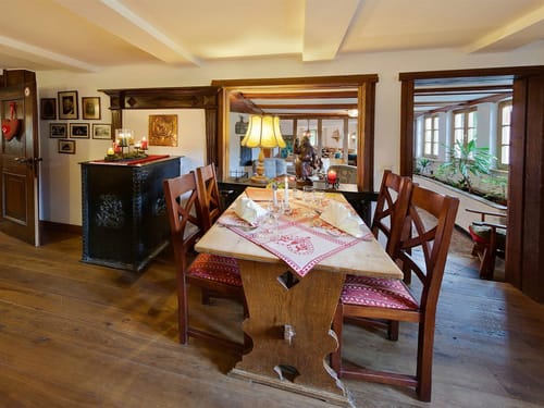 Alte Bauernstube mit viel Holz