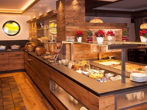 Buffet mit verschiedenen Speisen