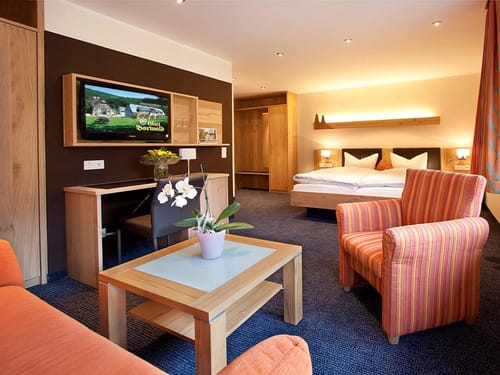 Riesiges Hotelzimmer mit Wohnbereich