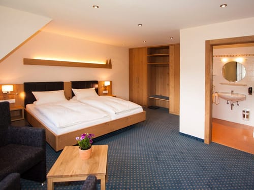 Zimmer mit Bad und Sitzgelegenheiten
