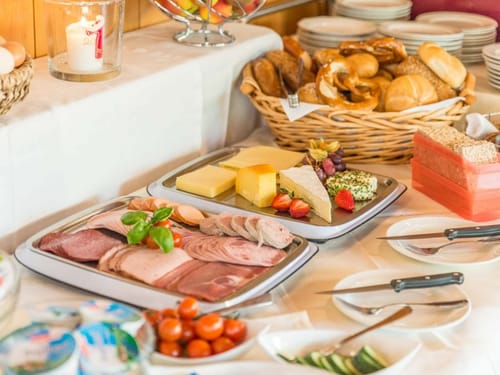 Buffet am Morgen mit einer Auswahl an Wurst, Käse und Brötchen