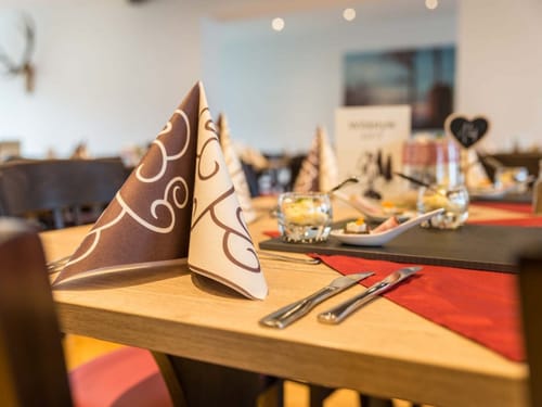 gedeckter Tisch im Hotel Restaurant