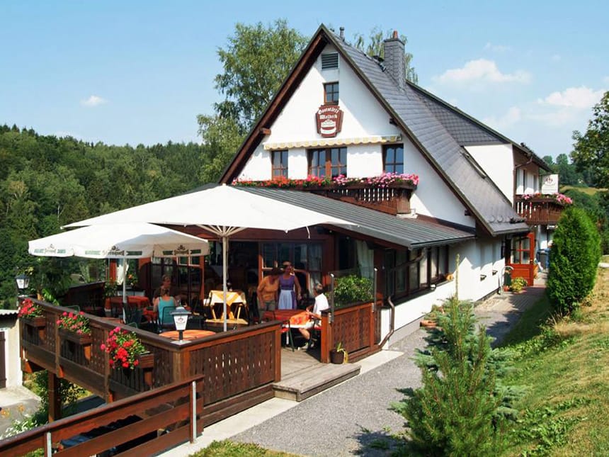 Aussenansicht Haus Waldeck bei Sonnenschein