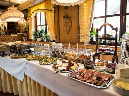 Speisenbuffet mit kalten und warmen Speisen