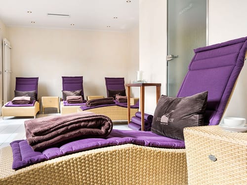 Relaxliegen im Ruheraum des Wellnessbereiches