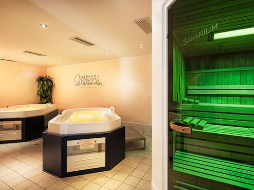 Sanarium und Whirlpools im Wellnessbereich