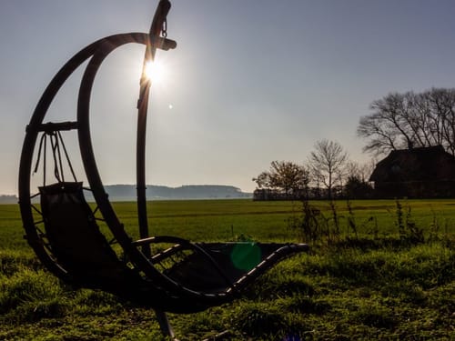 Hängeliege mit Blick auf ein Feld