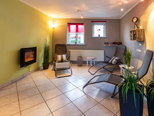 verschiedene Relaxliegen im Ruheraum