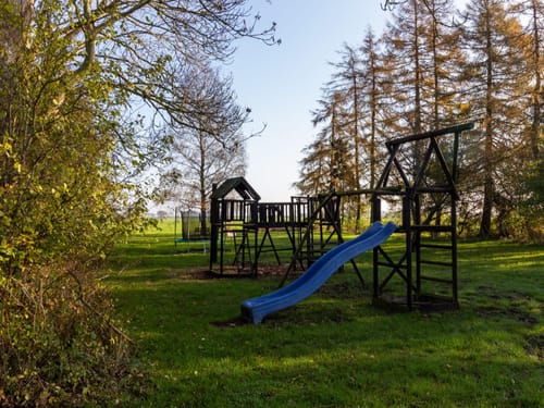 Wiese mit einem Spielplatz