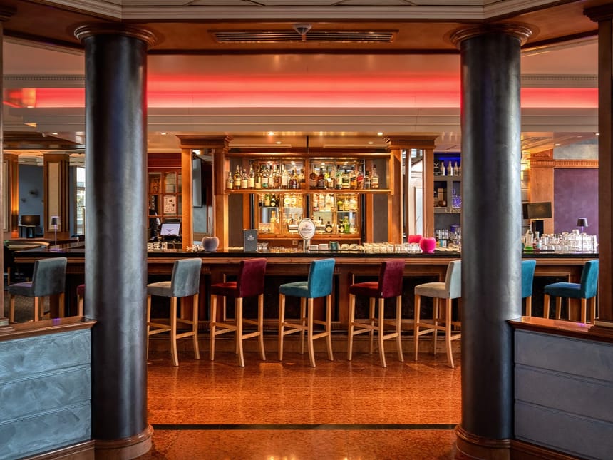 Hotelbar mit Theke und Stühlen