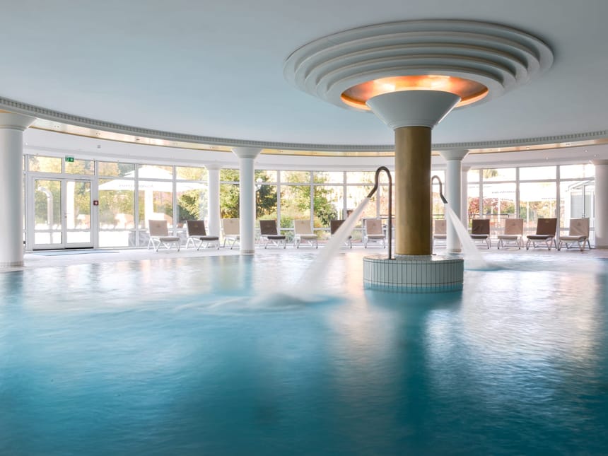 Pool mit mehreren Liegen