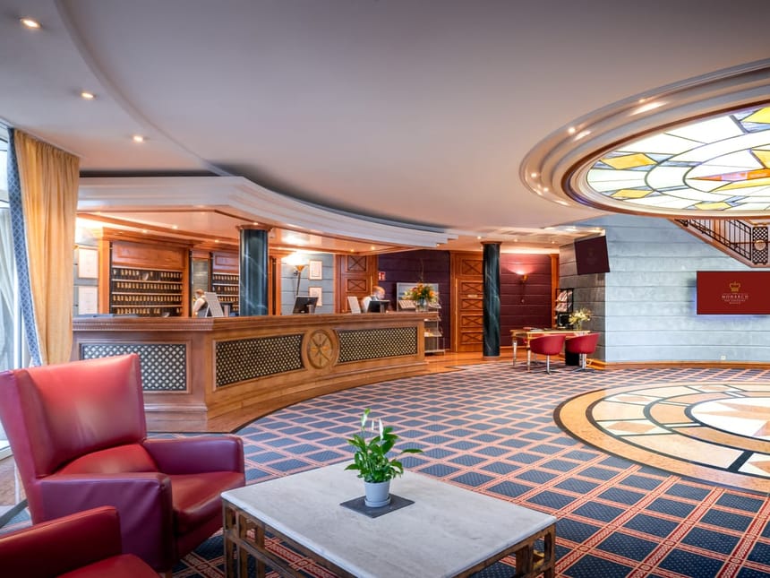 Große Lobby mit Sitzmöglichkeiten