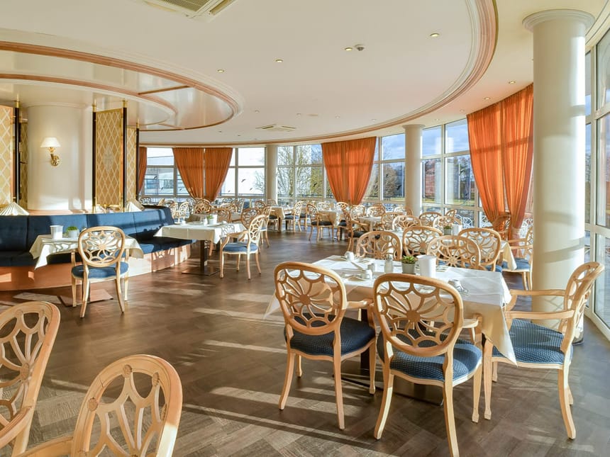 Großes Restaurant mit vielen sitzplätzen