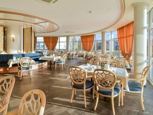 Großes Restaurant mit vielen sitzplätzen