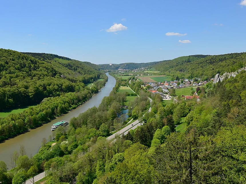 Fluss mit grünen Bäumen links und rechts