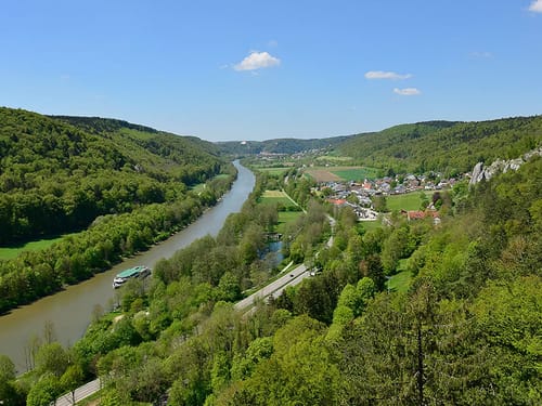 Fluss mit grünen Bäumen links und rechts