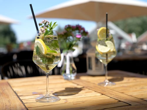 Tisch im Aussenbereich mit zwei Cocktails