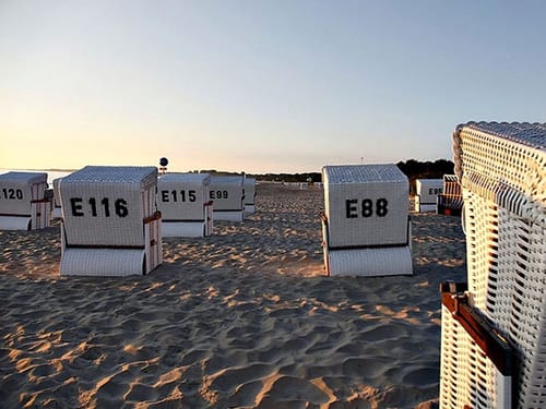 Viele Strandkörbe am strand